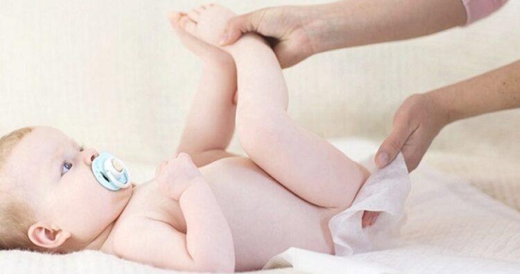 be-so-sinh-bi-tieu-chay-1