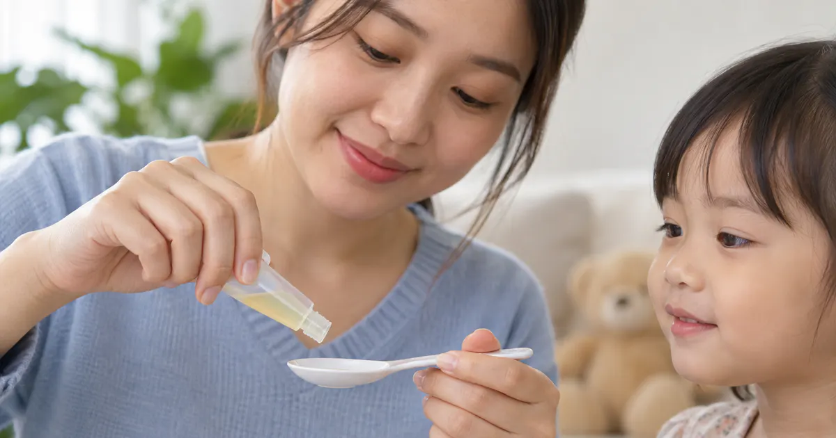 Mở ống men vi sinh dạng dung dịch bằng tay sạch và dụng cụ sạch