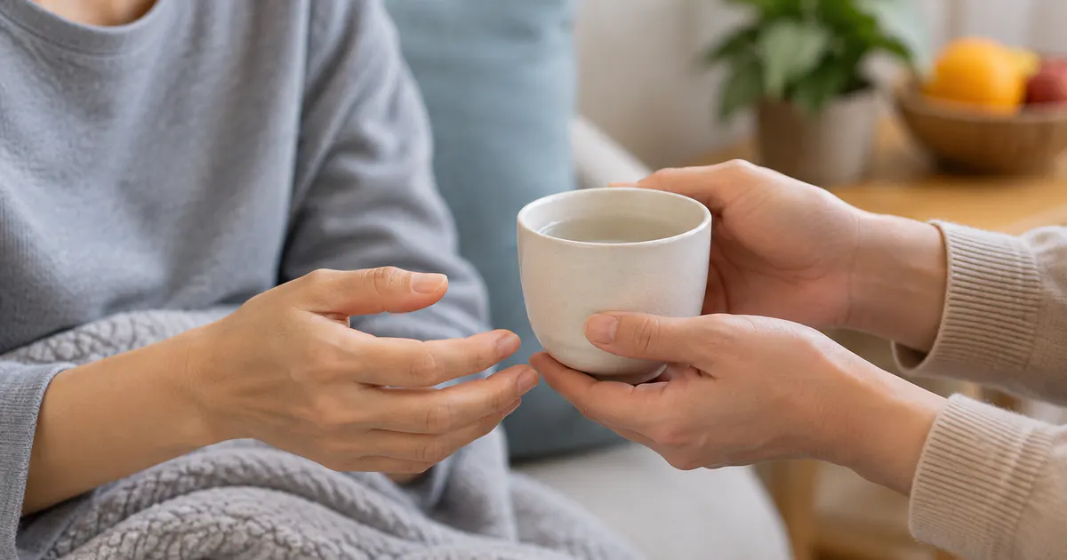 Bù nước từng ngụm nhỏ là bước xử trí ban đầu khi bị tiêu chảy