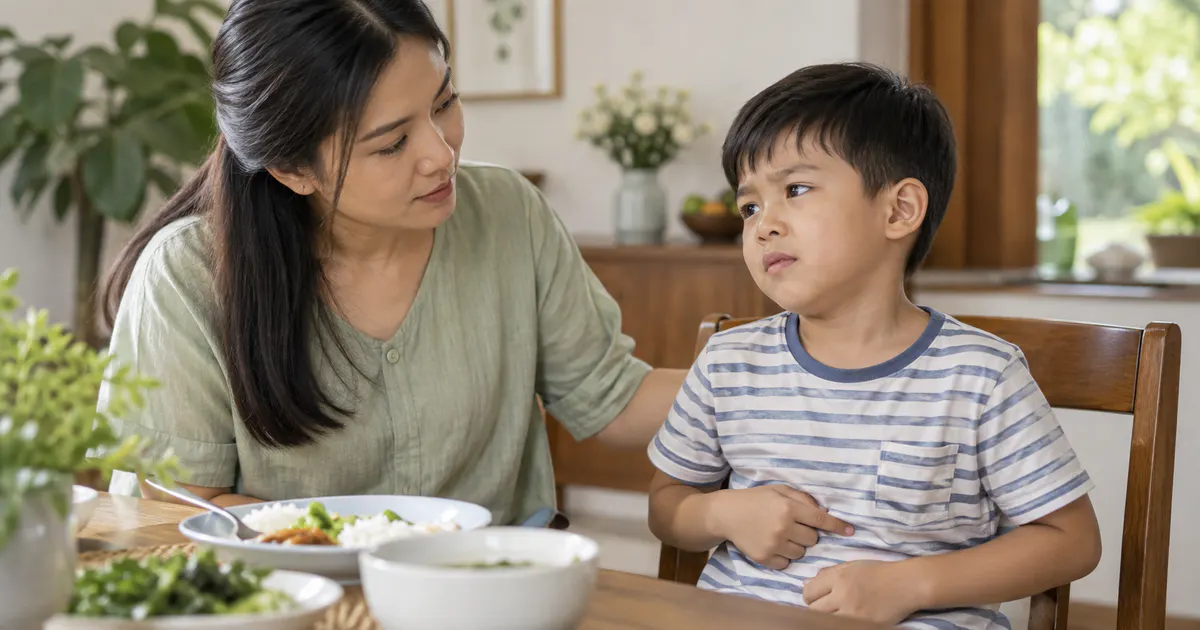 Cha mẹ ghi nhận trẻ 5 tuổi đau bụng quanh rốn sau ăn cần theo dõi gì