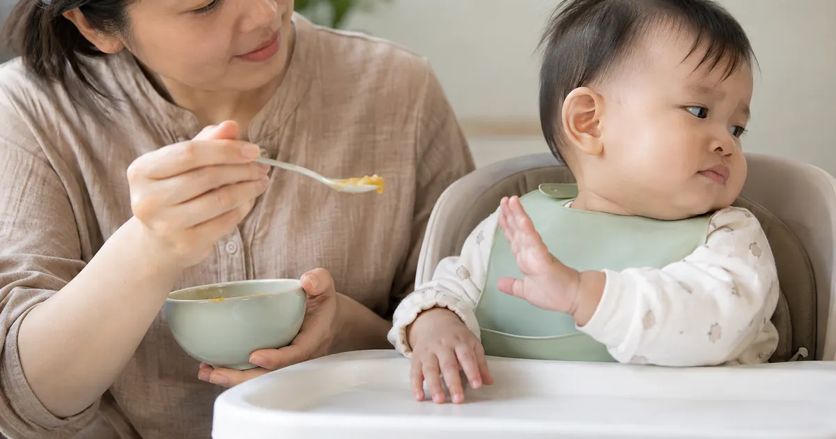 Cha mẹ tạm dừng bữa ăn khi trẻ 7 tháng có dấu hiệu no hoặc khó chịu