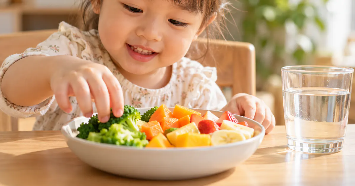 Bữa ăn có rau quả và nước hỗ trợ theo dõi phân cứng ở trẻ