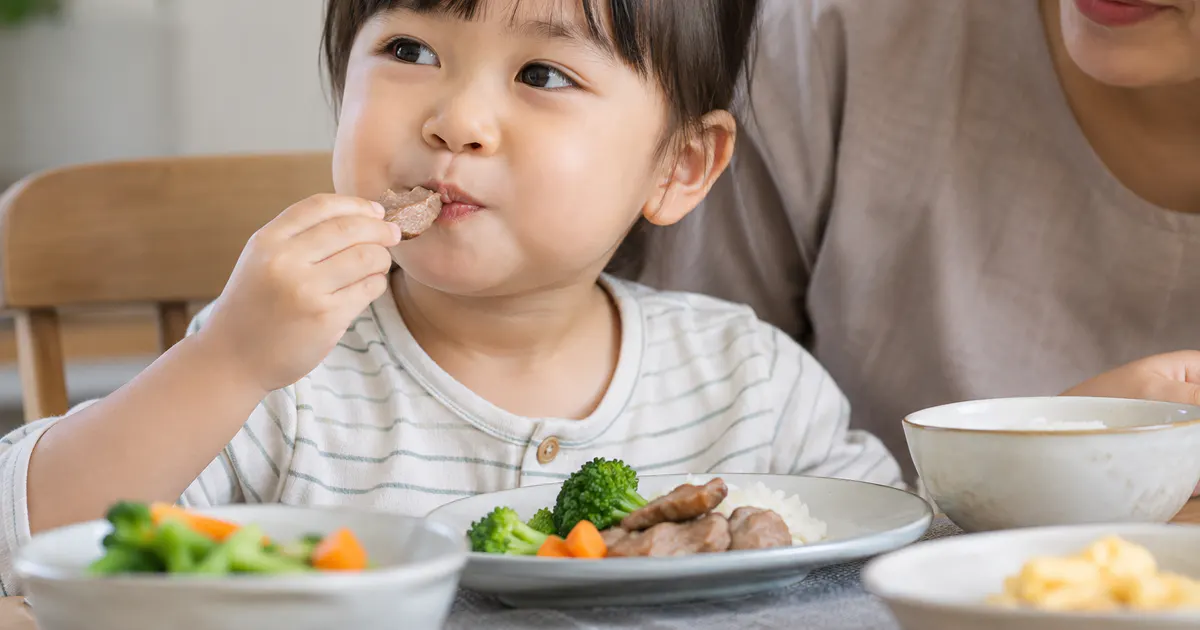 Trẻ ngồi thẳng và nhai chậm miếng thức ăn mềm