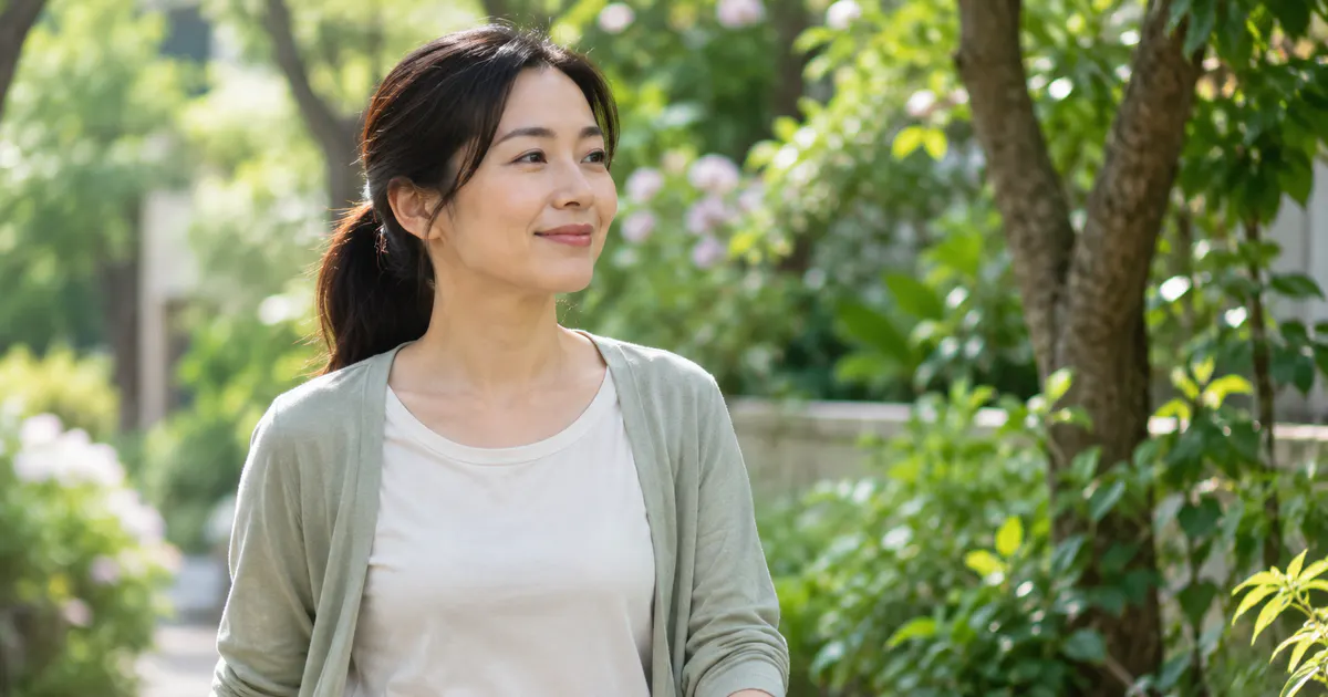 Người trưởng thành đi bộ nhẹ sau bữa ăn để hỗ trợ tiêu hóa và giảm đầy hơi