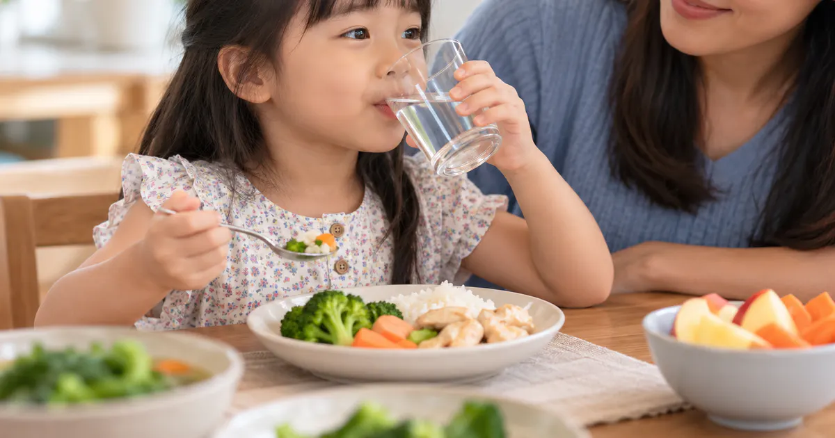 Trẻ uống nước và ăn nhẹ trong quá trình phục hồi tiêu hóa sau kháng sinh
