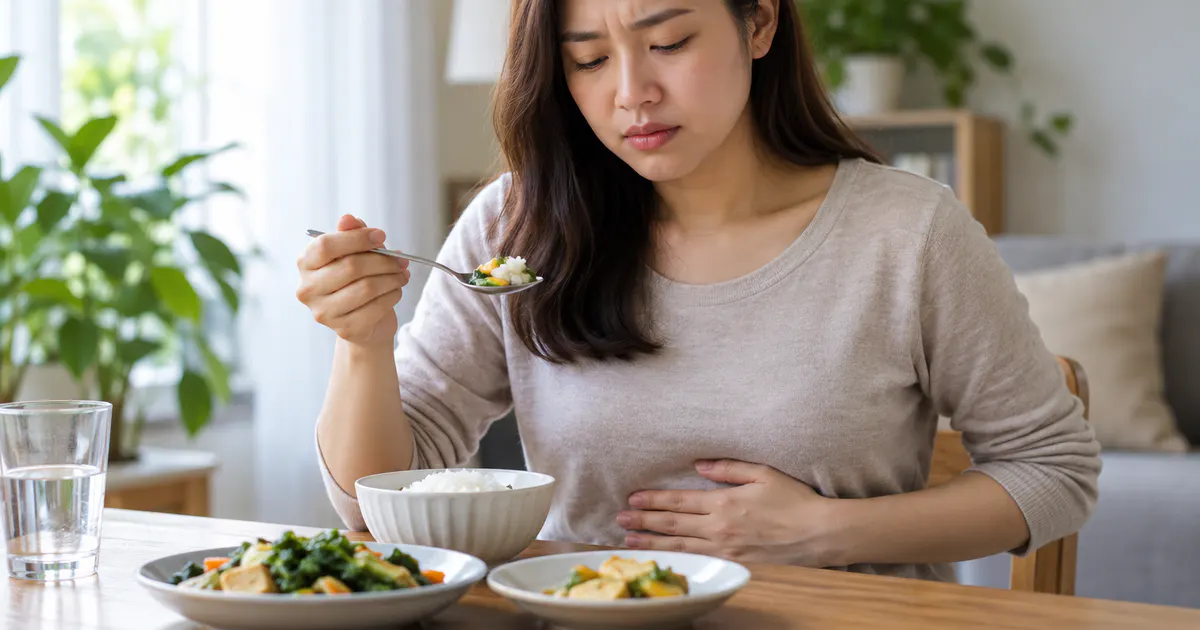 Người trưởng thành ăn chậm và theo dõi cảm giác đầy hơi sau kháng sinh
