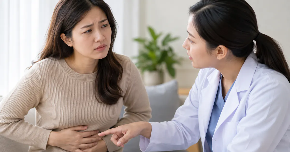 Người bệnh trao đổi với nhân viên y tế về dấu hiệu cảnh báo của đau bụng và thay đổi đại tiện
