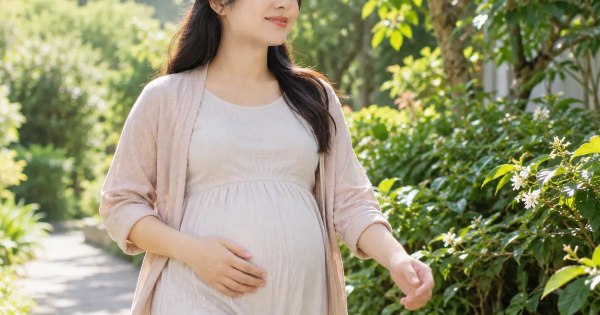 Bà bầu đi bộ nhẹ với tư thế thẳng để hỗ trợ tiêu hóa sau ăn