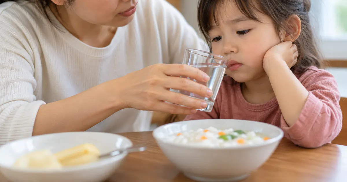 Chăm sóc bù nước khi trẻ tiêu chảy và ăn kém sau dùng kháng sinh