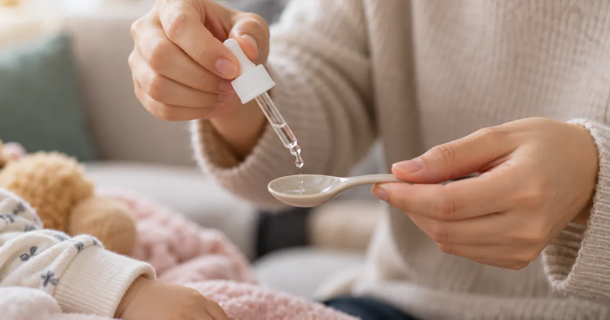 Dạng giọt men vi sinh cần được đong đúng và giữ vệ sinh khi dùng