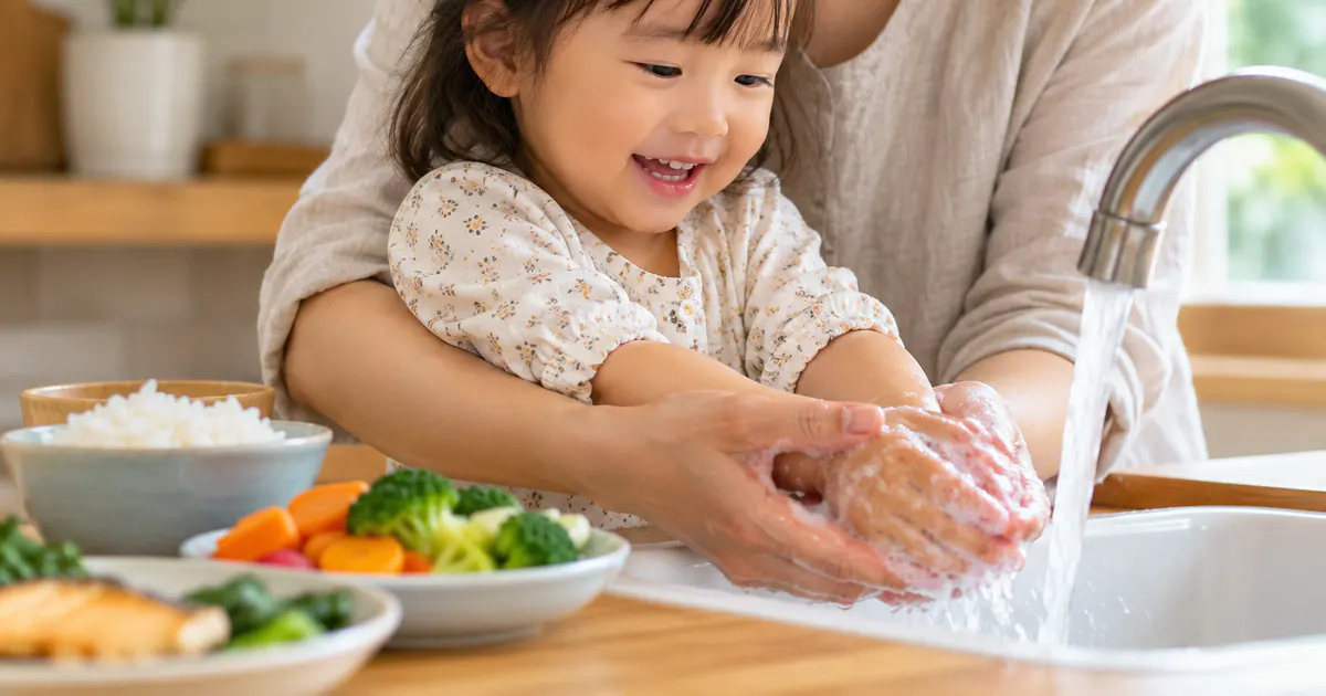 Trẻ biết đi rửa tay trước bữa ăn để bảo vệ sức khỏe đường ruột