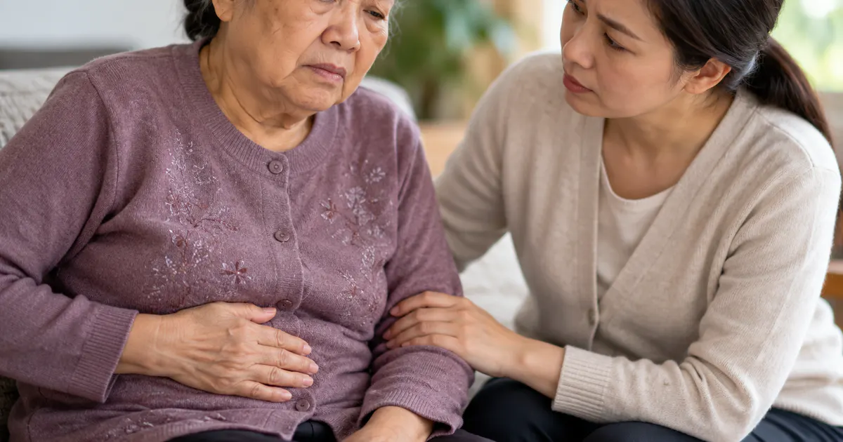 Người cao tuổi trao đổi với người chăm sóc về dấu hiệu rối loạn tiêu hóa cần đi khám