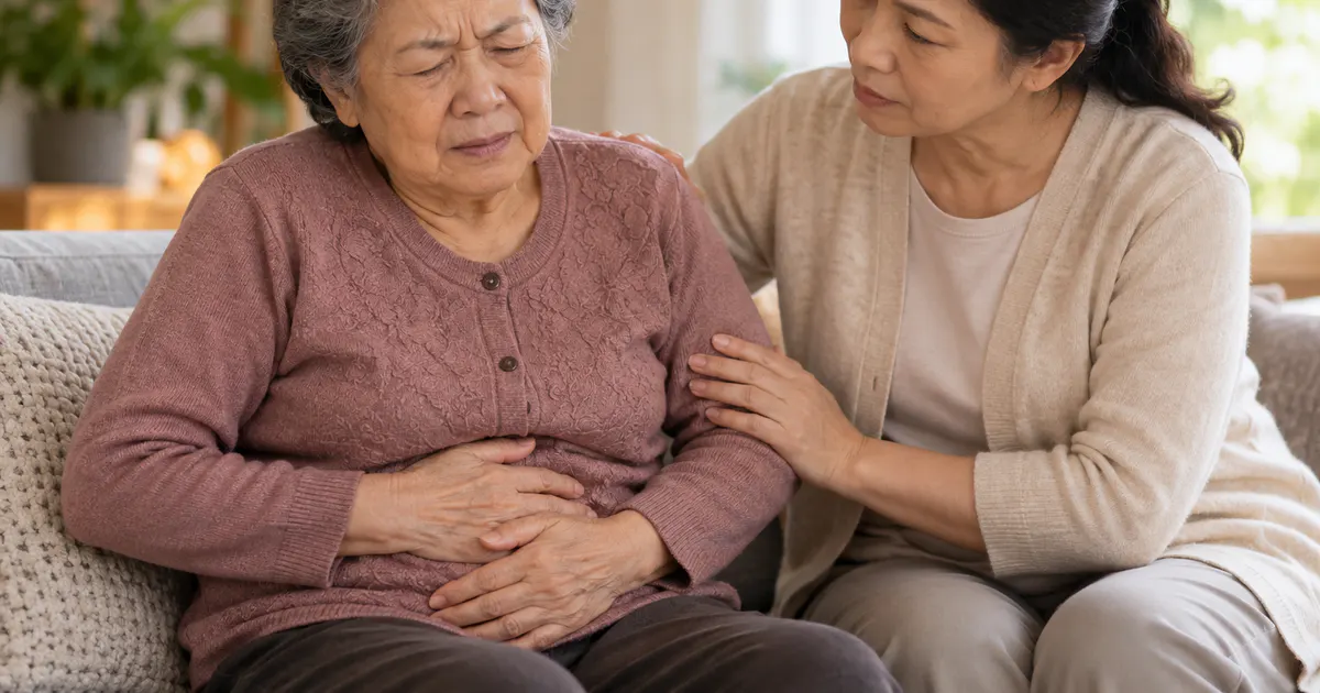 Người cao tuổi táo bón do ít vận động đang đi bộ nhẹ cùng người chăm sóc trong không gian sáng dịu
