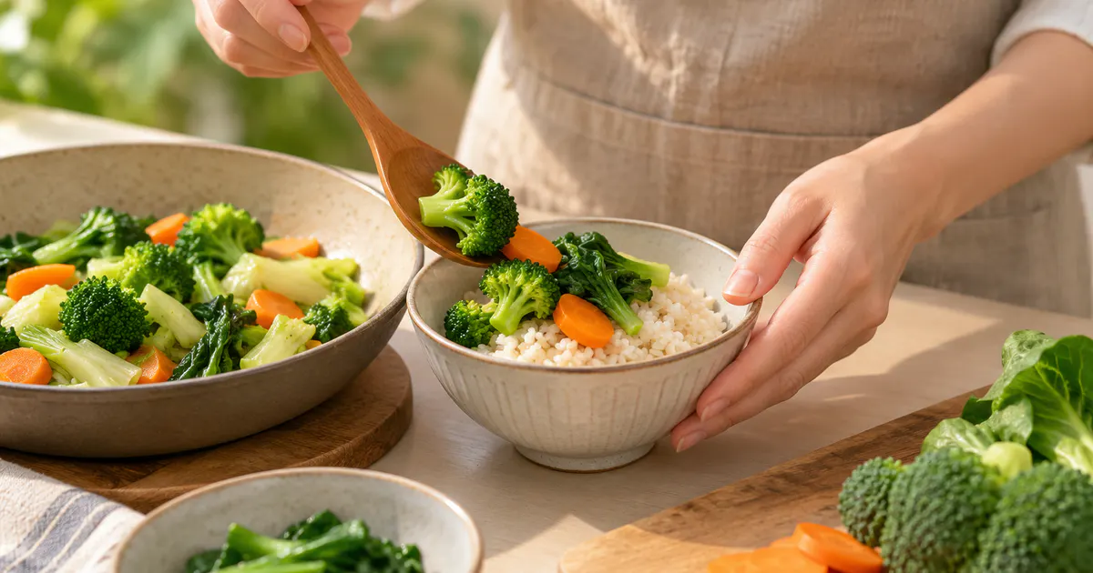 Bữa ăn đơn giản với rau củ nấu chín hỗ trợ đường ruột sau điều trị kháng sinh