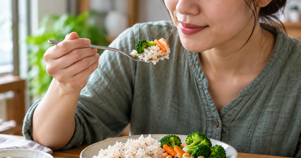 Người trưởng thành ăn khẩu phần nhỏ tinh bột để nguội cùng rau và đậu
