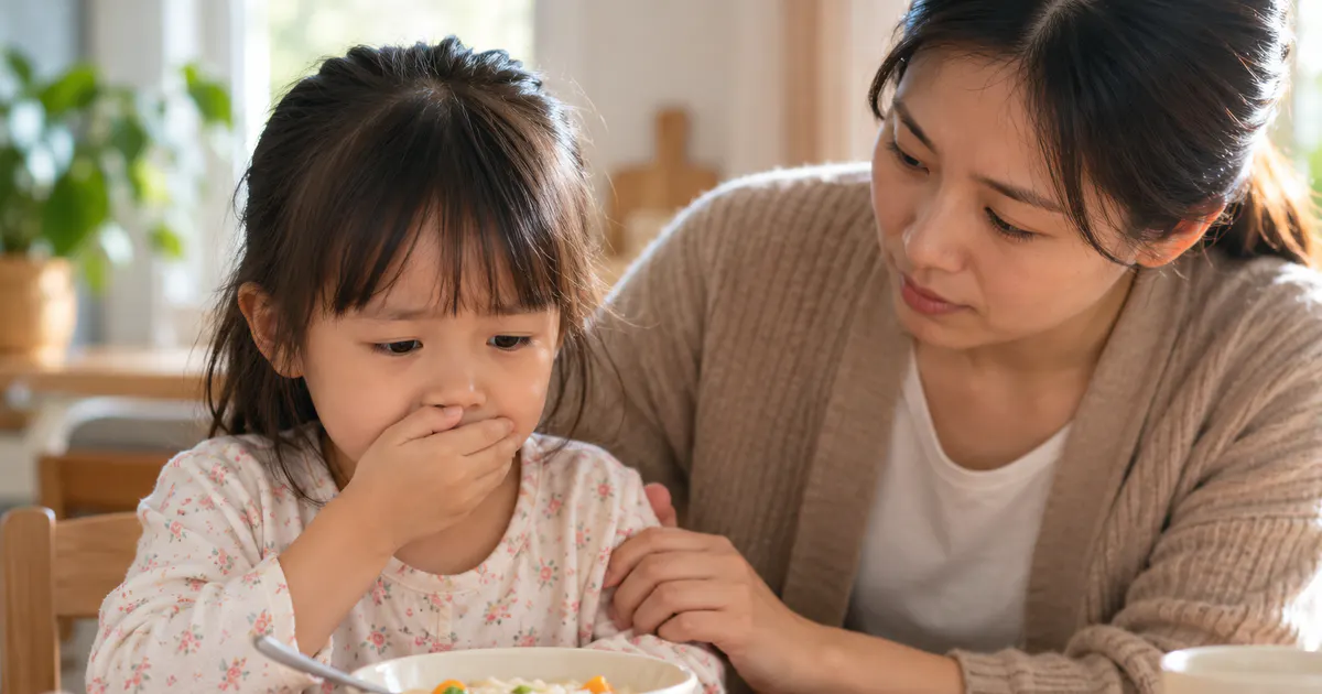 Mẹ quan sát trẻ 4 tuổi hay buồn nôn sau khi ăn sáng tại bàn ăn