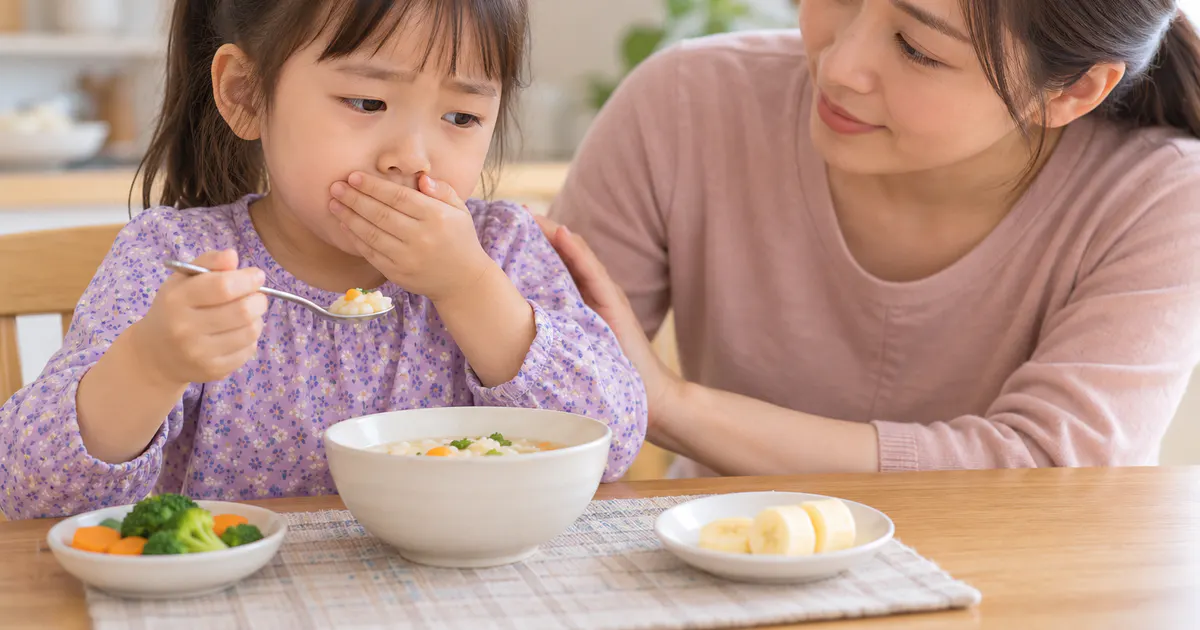 Trẻ ăn chậm một phần bữa sáng nhỏ trong không khí bình tĩnh