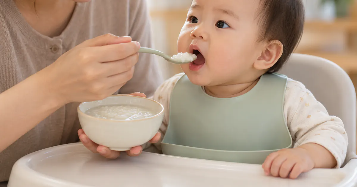 Trẻ ăn dặm bị đi ngoài phân lỏng nên ăn gì với bát cháo mềm và rau củ nấu chín