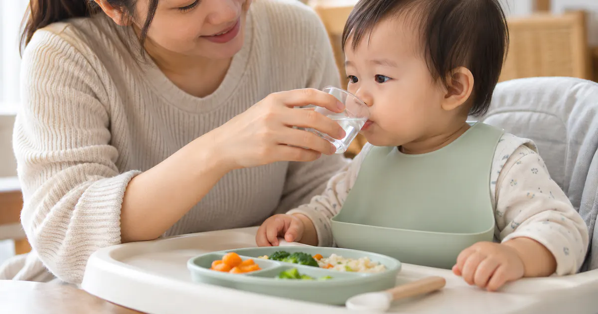 Cha mẹ theo dõi trẻ ăn dặm bị phân cứng do thiếu nước nên bổ sung thế nào