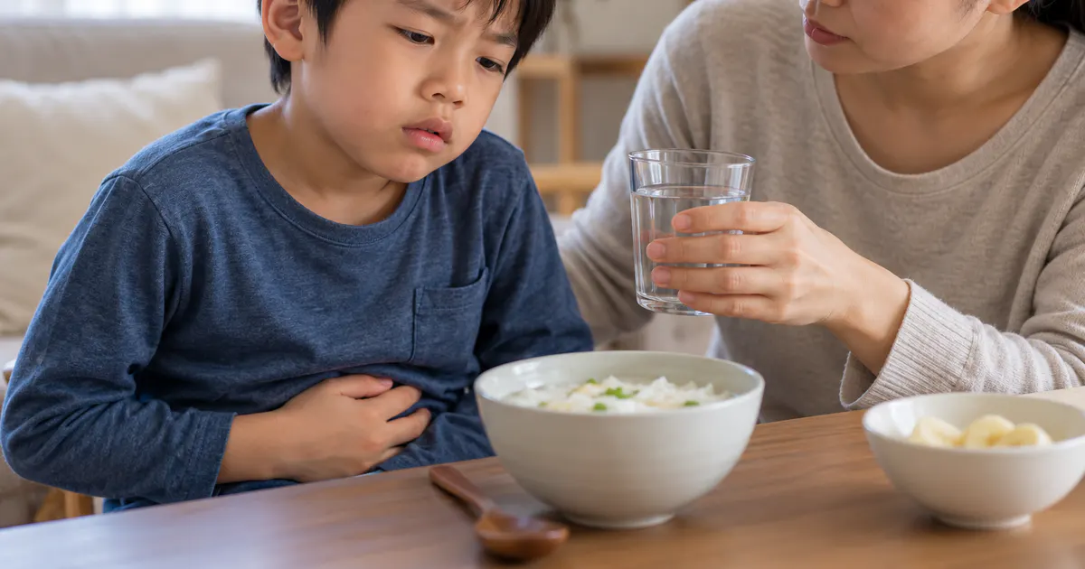 Trẻ tỉnh táo được người chăm sóc khuyến khích uống nước khi khó chịu tiêu hóa
