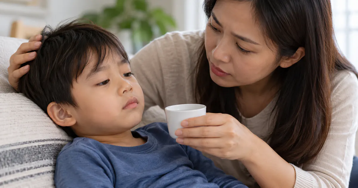 Cha mẹ theo dõi dấu hiệu uống thiếu nước và nhẹ nhàng mời trẻ uống