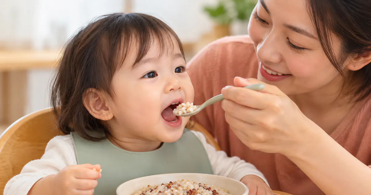 Minh họa trẻ ăn ngũ cốc nguyên hạt mềm phù hợp khả năng nhai