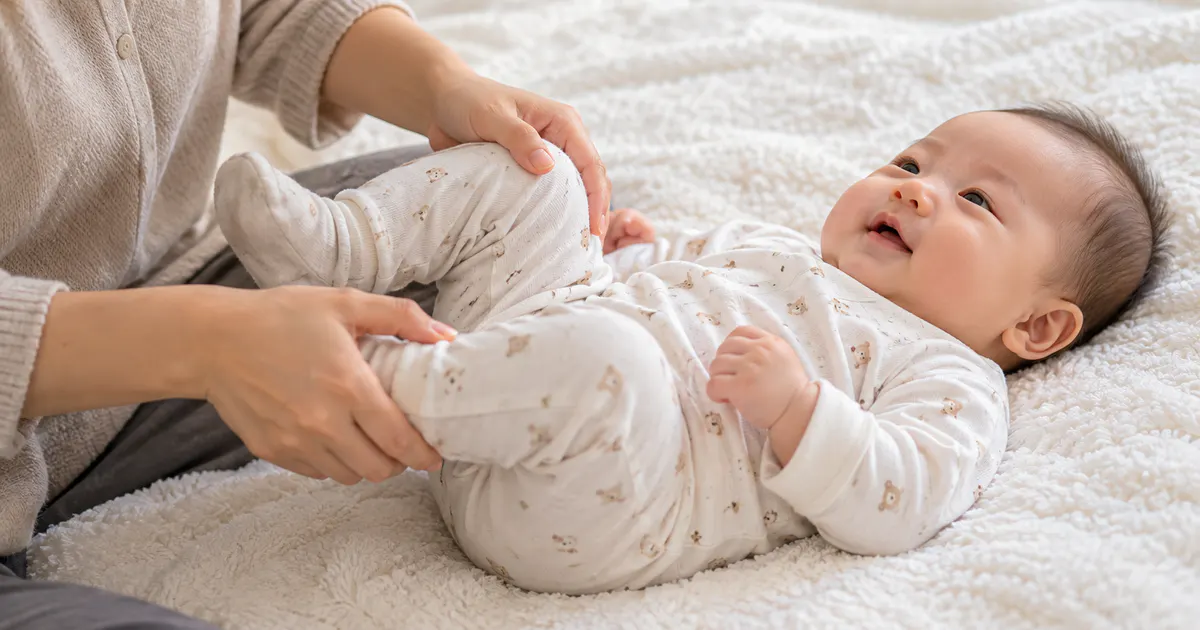 Động tác đạp xe nhẹ nhàng hỗ trợ trẻ sơ sinh xì hơi an toàn tại nhà