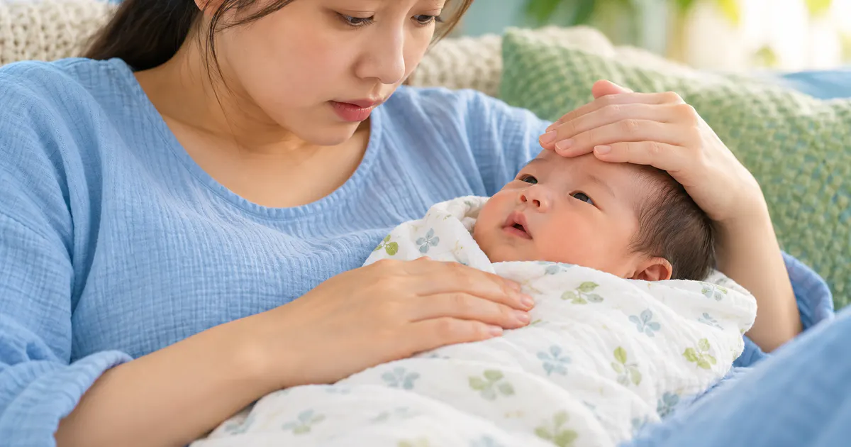 Cha mẹ kiểm tra dấu hiệu bất thường khi trẻ sơ sinh đi phân xanh