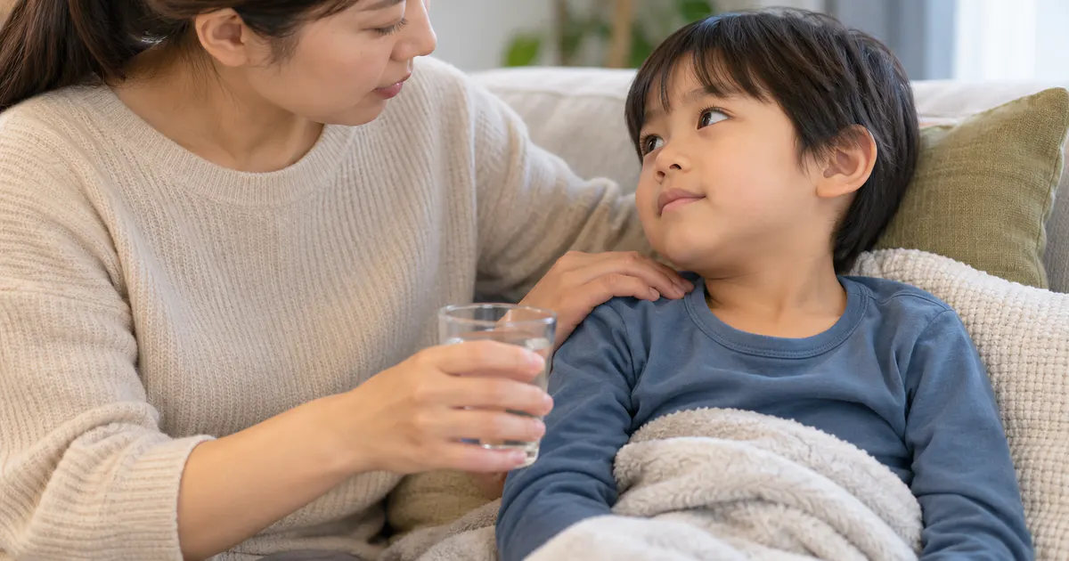 Cha mẹ theo dõi tình trạng uống nước và dấu hiệu mất nước ở trẻ
