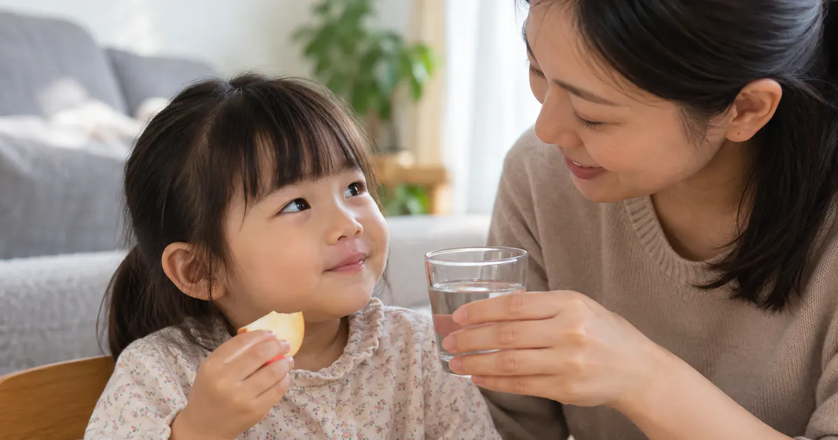 Cha mẹ điều chỉnh đồ uống và bữa ăn phù hợp cho trẻ bị táo bón