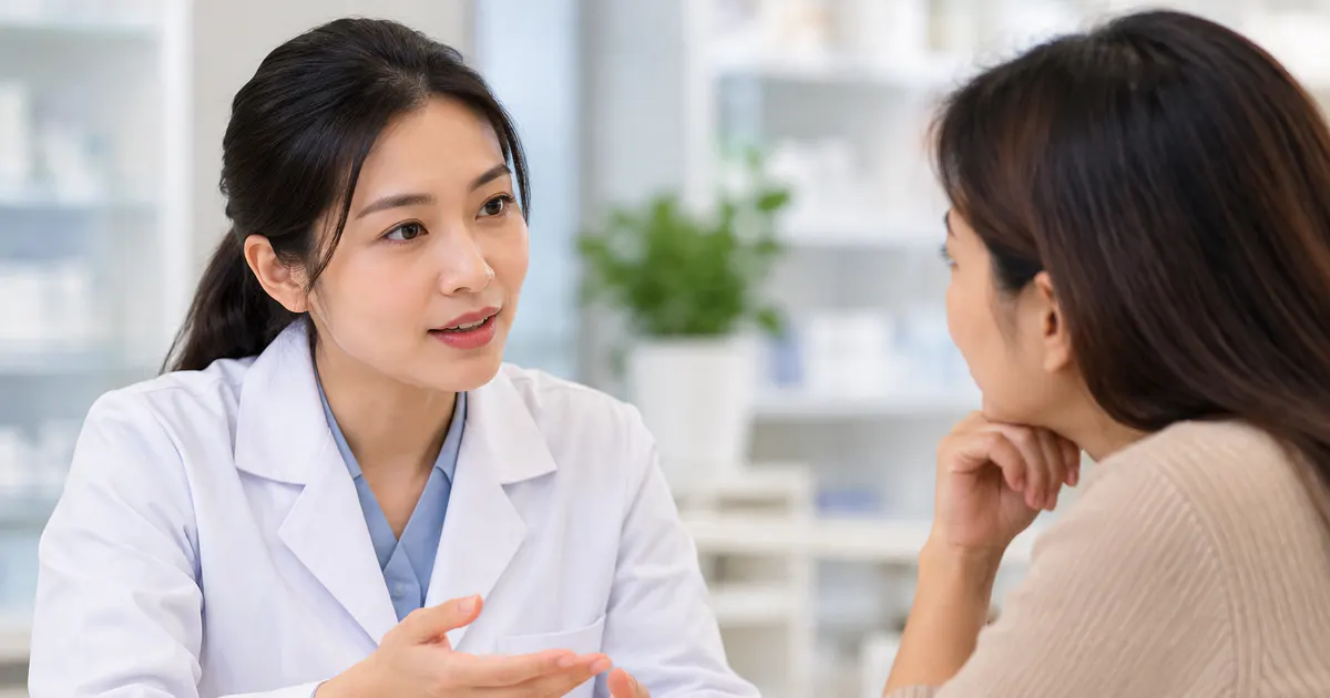Người chăm sóc trao đổi với dược sĩ về thời điểm dùng thuốc và men vi sinh