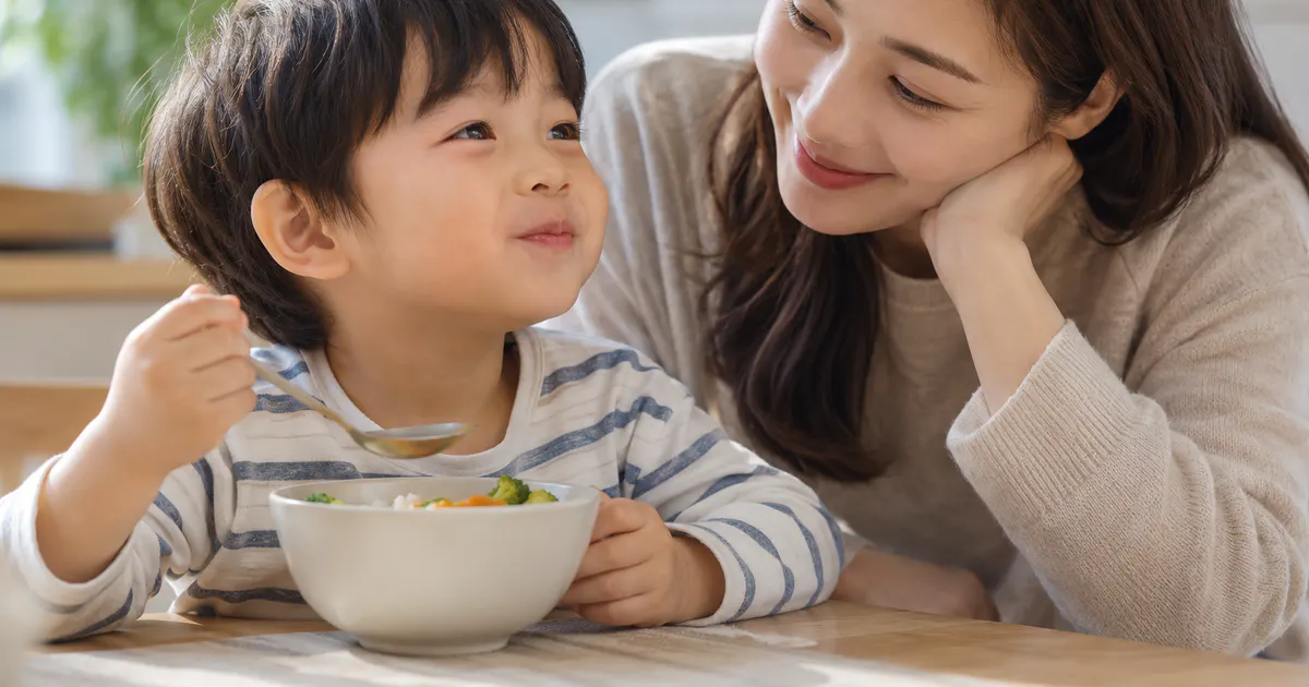 Cha mẹ quan sát biểu hiện tiêu hóa của trẻ để chăm sóc miễn dịch đường ruột phù hợp
